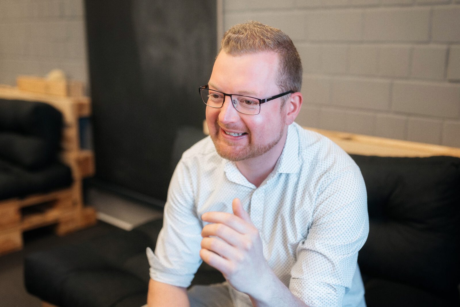 Dennis Genske lacht im Gespräch
