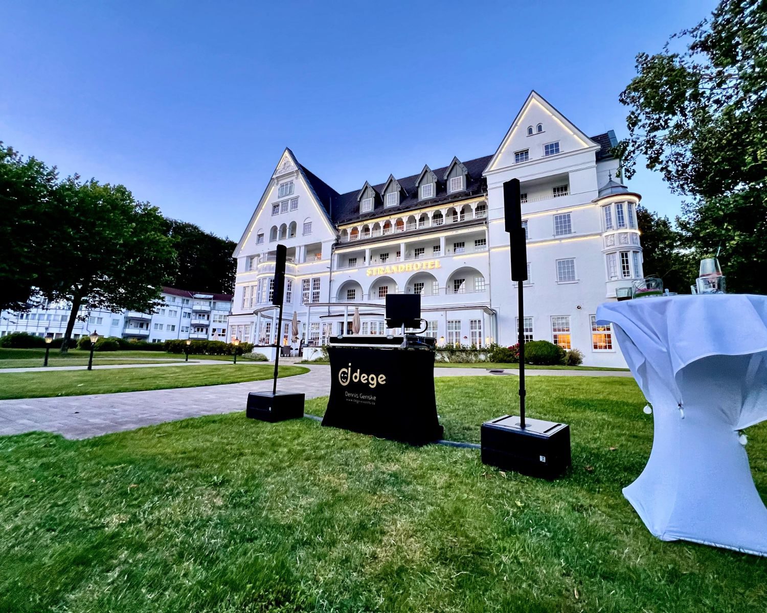 DJ-Setup von DJ dege vor dem Strandhotel Glücksburg in der Abenddämmerung